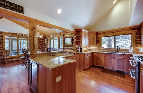 Estes Park Cabin | Mountain getaway with separate bunkhouse, deck, & trail access