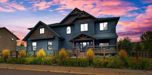 Basalt House | Mountain Lodge Oasis w Hot Tub-Rio Grande Trail