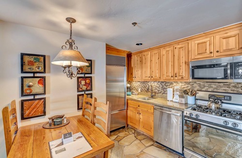 Mountain Village Cabin | Mountain Lodge 2 BR Ste w/kitchen gas fireplace & Ski in/out