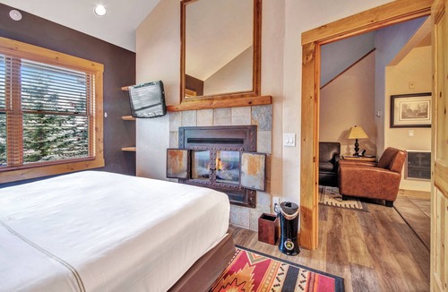 Mountain Village Cabin | Mountain Lodge 2 BR Ste w/kitchen gas fireplace & Ski in/out