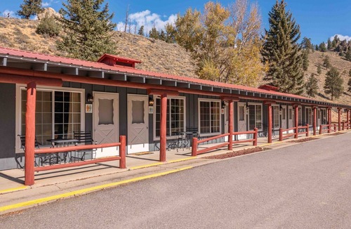 Almont House | Mountain Magic: Cozy Cabins, World-Class Fishing & Rocky Mountain Charm