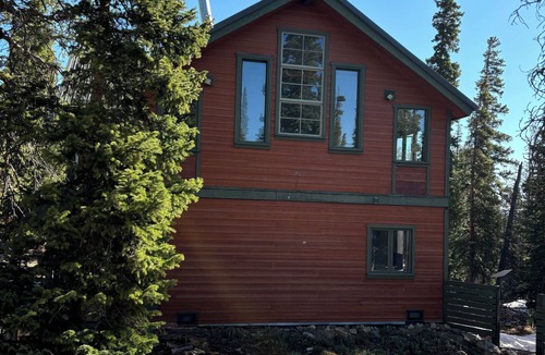 Valley of the Sun House | Mountain Modern 4 Bedroom Cabin on Hiking Trails. Great for families.