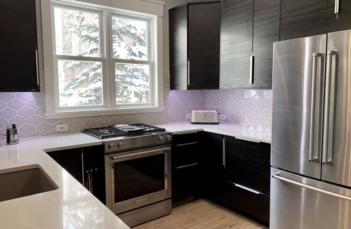 Mount Crested Butte House | Mountain Retreat EVSE, Fireplace, Hot Tub, Sonos Theater, 75" & 55" TV, Free Bus