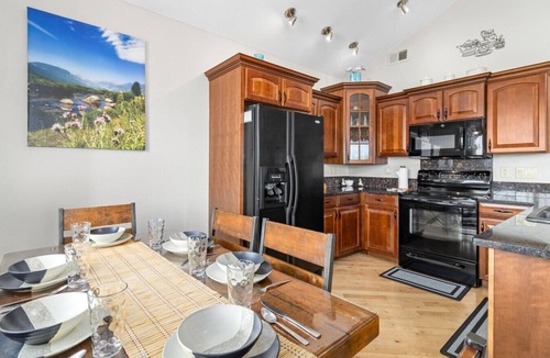 Estes Park House | Mountain Retreat: 2 King Rooms | Private Hot Tub | Near RMNP