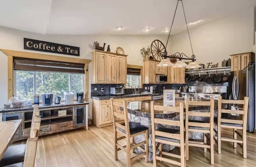 Black Hawk House | Mountain Retreat | Deck with Views | Sleeps 10