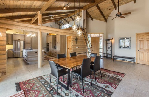 Loghill Village House | Mountain Retreat | Spacious | Trails Access | Air Conditioning STR2025-060