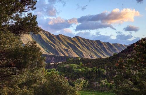 Glenwood Springs House | Mountain Retreat w/Deck: Ski, Soak, Golf & Hike!