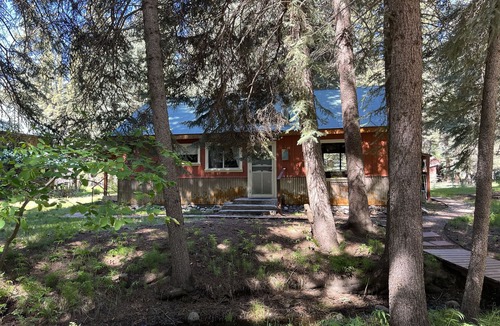Bayfield Cabin | Mountain Retreat! Vintage Creekside Cabin.