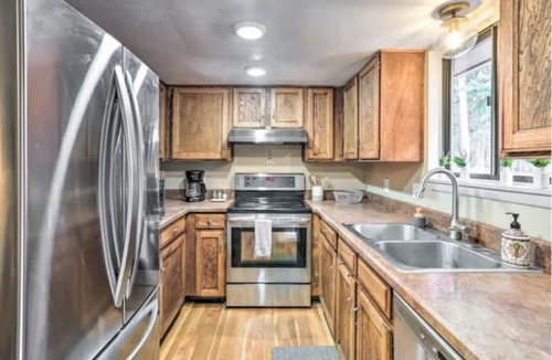 Kings Valley House | Mountain Retreat w/Hot Tub!