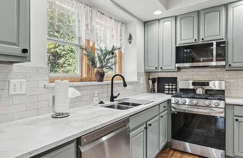 Blue River House | Mountain Retreat w/Hot Tub, Game Room & Garage - 5 Min to Slopes & Main St