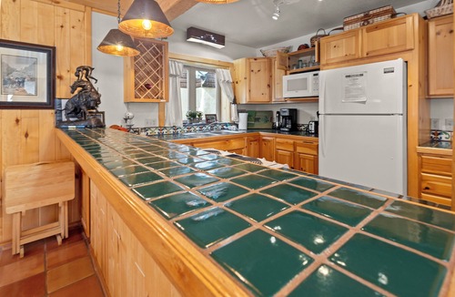 Red River House | "Mountain Spirit Riverside" Prime Riverfront Cabin, In Town,1 Block to Ski!