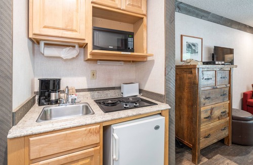 Telluride Hotel | Mountain-Style Remodeled Hotel Room With Kitchenette