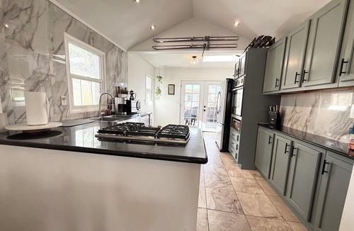 East Colorado Springs House | ☆ Mountain Topaz Getaway☆ Private Home Near Downtown, New Luxury Shower