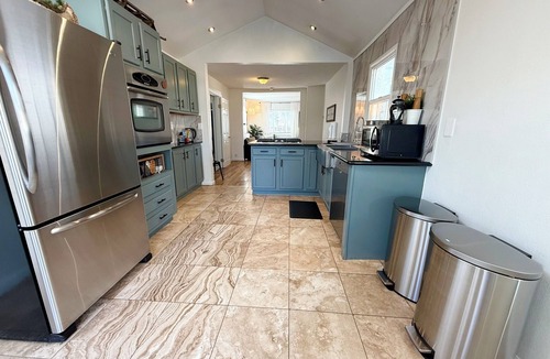 East Colorado Springs House | ☆ Mountain Topaz Getaway☆ Private Home Near Downtown, New Luxury Shower