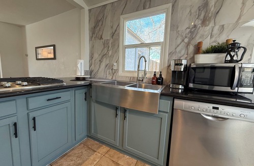 East Colorado Springs House | ☆ Mountain Topaz Getaway☆ Private Home Near Downtown, New Luxury Shower