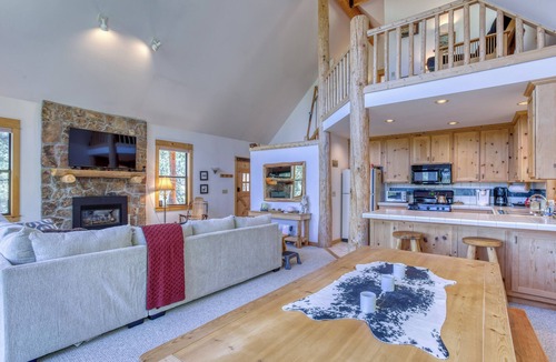 Loma Linda Cabin | Mountain-View Cabin Retreat, 3 BR Main House + 1 BR Apartment, Sleeps 10