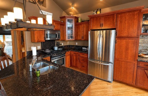 Estes Park Condo | Mountain View Condo Near RMNP with Fireplace & Spacious Deck with Grill
