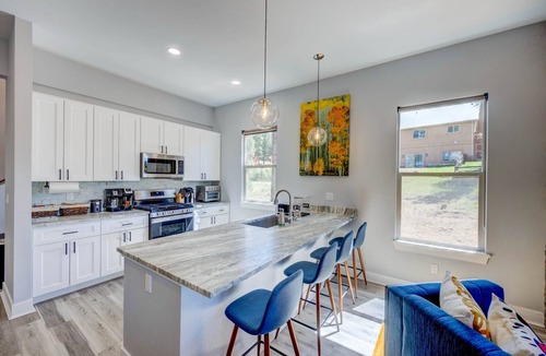 Woodland Park House | Mountain View Retreat, Walk to Downtown. 331356