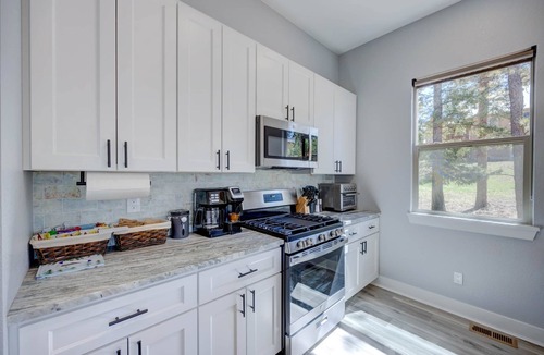 Woodland Park House | Mountain View Retreat, Walk to Downtown. 331356