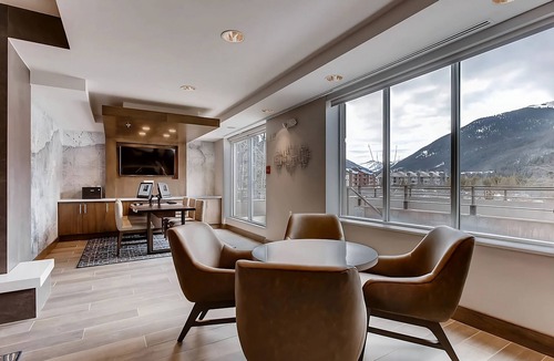 Mountain House Hotel | Mountain Views, Ski Slopes, Heartwarming Breakfast, Jacuzzi, All in One Place!