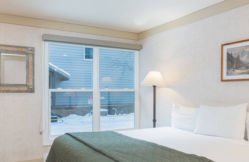 Telluride Hotel | Mountainside Inn 206 1 Bedroom Hotel Room by Alpine Lodging Telluride