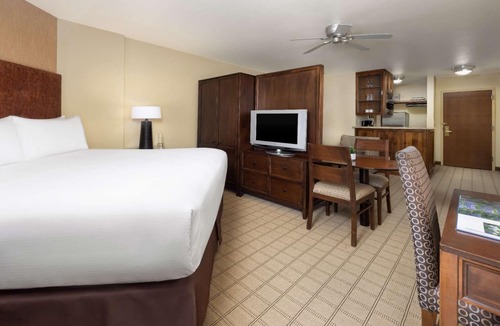 Crested Butte Hotel | Mt. Crested Butte Views + Restaurant. Pool. Spa.