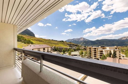 Crested Butte Hotel | Mt. Crested Butte Views + Restaurant. Pool. Spa.