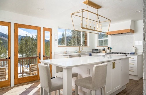 Westridge Cabin | Mtn & Lake Views, Hot Tub, Dog Friendly, Chef's Kitchen, 5 min to Main St Breck