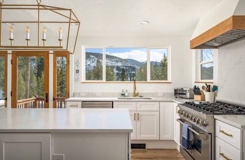 Westridge Cabin | Mtn & Lake Views, Hot Tub, Dog Friendly, Chef's Kitchen, 5 min to Main St Breck