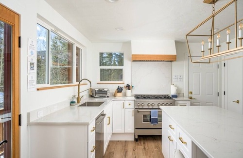 Westridge Cabin | Mtn & Lake Views, Hot Tub, Dog Friendly, Chef's Kitchen, 5 min to Main St Breck