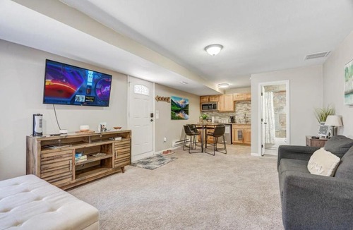 Cascade Apartment | Mtn Studio- Waffle maker -King Bed-Kid Friendly