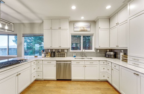 Sparks Cottage | Mtn-view Haven w/Hot Tub! 28 Mi to Mt Rose Ski