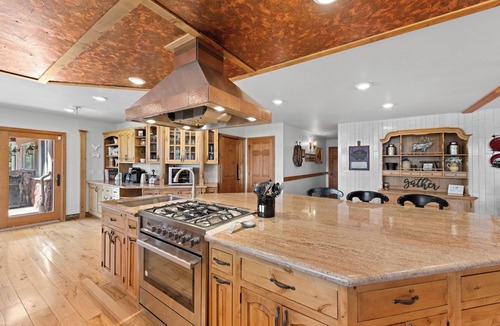 Golden House | Mtn views, 20 acres, 5 bd/7 bath, hot tub, sauna, frisbee golf, luxurious