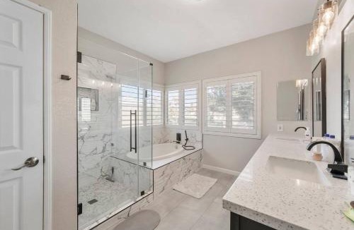 Ontario House | Near Airport & Outlet & ONT Field 6 bedroom large house
