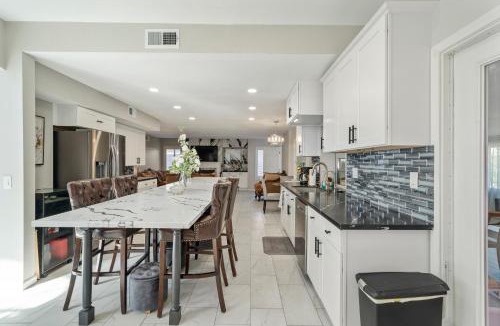 Ontario House | Near Airport & Outlet & ONT Field 6 bedroom large house