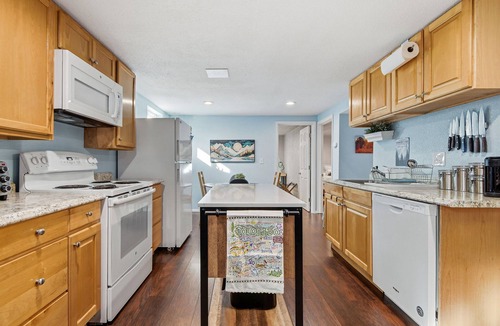 Lakewood Apartment | Near Denver-Sep Entrance-W/D-Park Access-Parking-Backyard