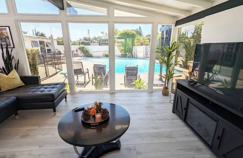 Southwest Anaheim House | Near Disneyland and Knott's Berry Farm Pool house with Arcade, and putting green