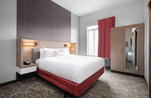 Parker Hotel | Near Downtown Parker | Free Breakfast + Pool