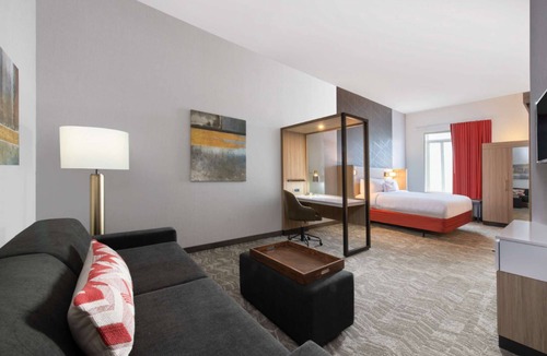 Parker Hotel | Near Downtown Parker | Free Breakfast + Pool