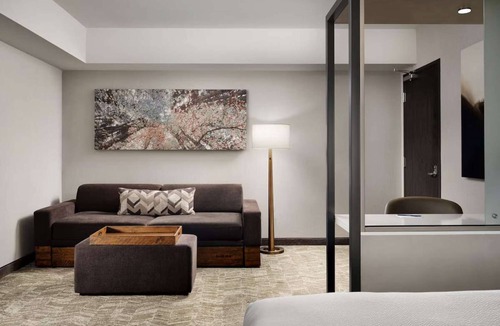 Milpitas Hotel | Near Levi’s Stadium + Free Breakfast. Pool. Bar.