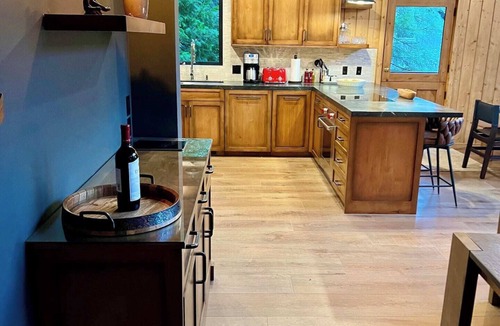 Lake Arrowhead Cabin | Nestled in the majestic San Bernardino Mountains, this luxurious Lake Arrowhead cabin offers an unforgettable escape into serene alpine beauty.