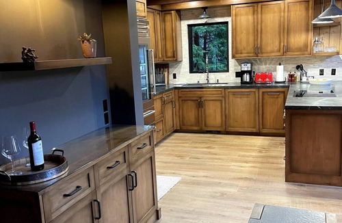 Lake Arrowhead Cabin | Nestled in the majestic San Bernardino Mountains, this luxurious Lake Arrowhead cabin offers an unforgettable escape into serene alpine beauty.