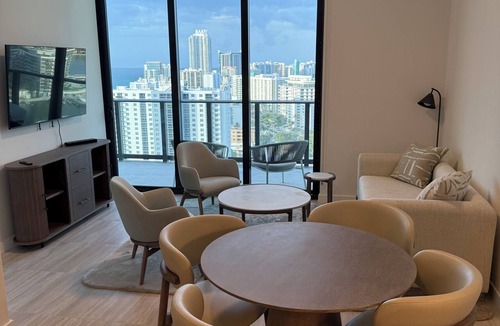 North Beach Apartment | New 1Bed 2bath 20th floor amazing views