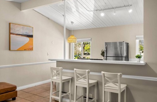 West Beach Apartment | New 2 Bed Apartment Close to Downtown and Beach!
