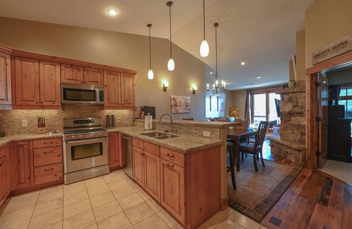 Mount Crested Butte Condo | NEW! 3 Min Walk to Lifts Hot Tub, Garage, Elevator & Epic Views