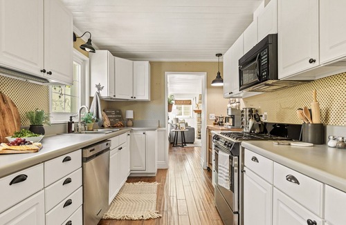 Cedar Glen Cottage | New! 3BDR Cottage only 2 miles from The Village!
