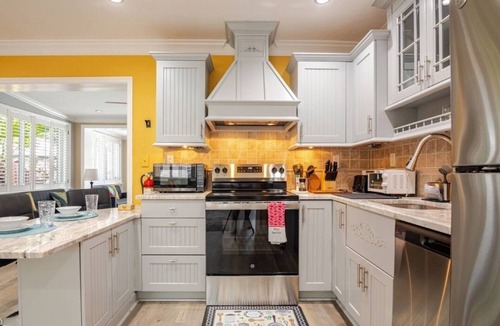 Poinsettia Heights House | NEW 3BR home with pool and tropical garden