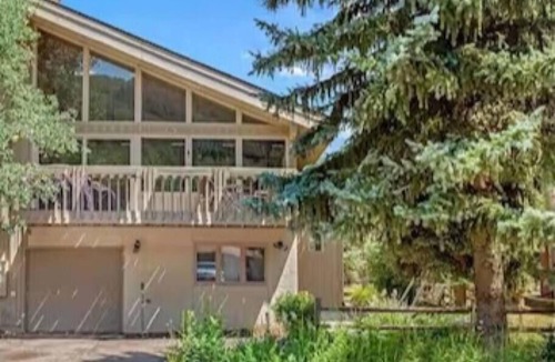 Eagle-Vail House | New! Airy Home with Mountain Views & Private Hot Tub & Deck w/Beautiful Views.
