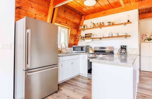 Peter Pan Cabin | New! Bearadise ~Cozy Modern Getaway ~A-Frame Cabin