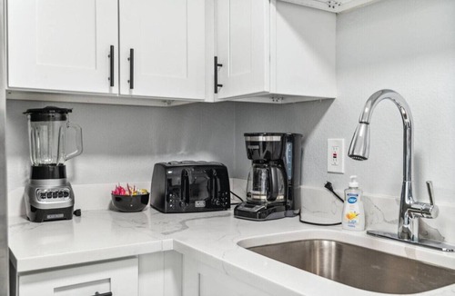 Berkley Apartment | NEW-Close to Confluence Park!